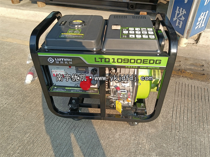 2025年1月20日，客戶到店自提并試機(jī)8KW柴油發(fā)電機(jī)組